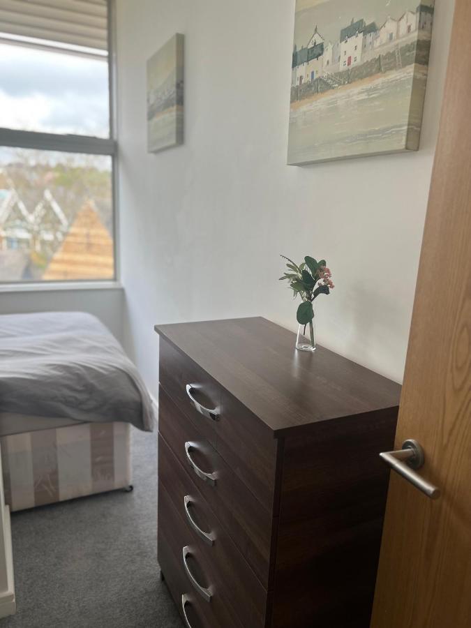 3 Bedroom Flat In Town Centre *