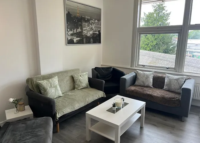 3 Bedroom Flat In Town Centre