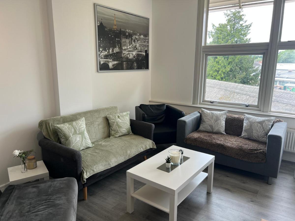 3 Bedroom Flat In Town Centre Apartment *