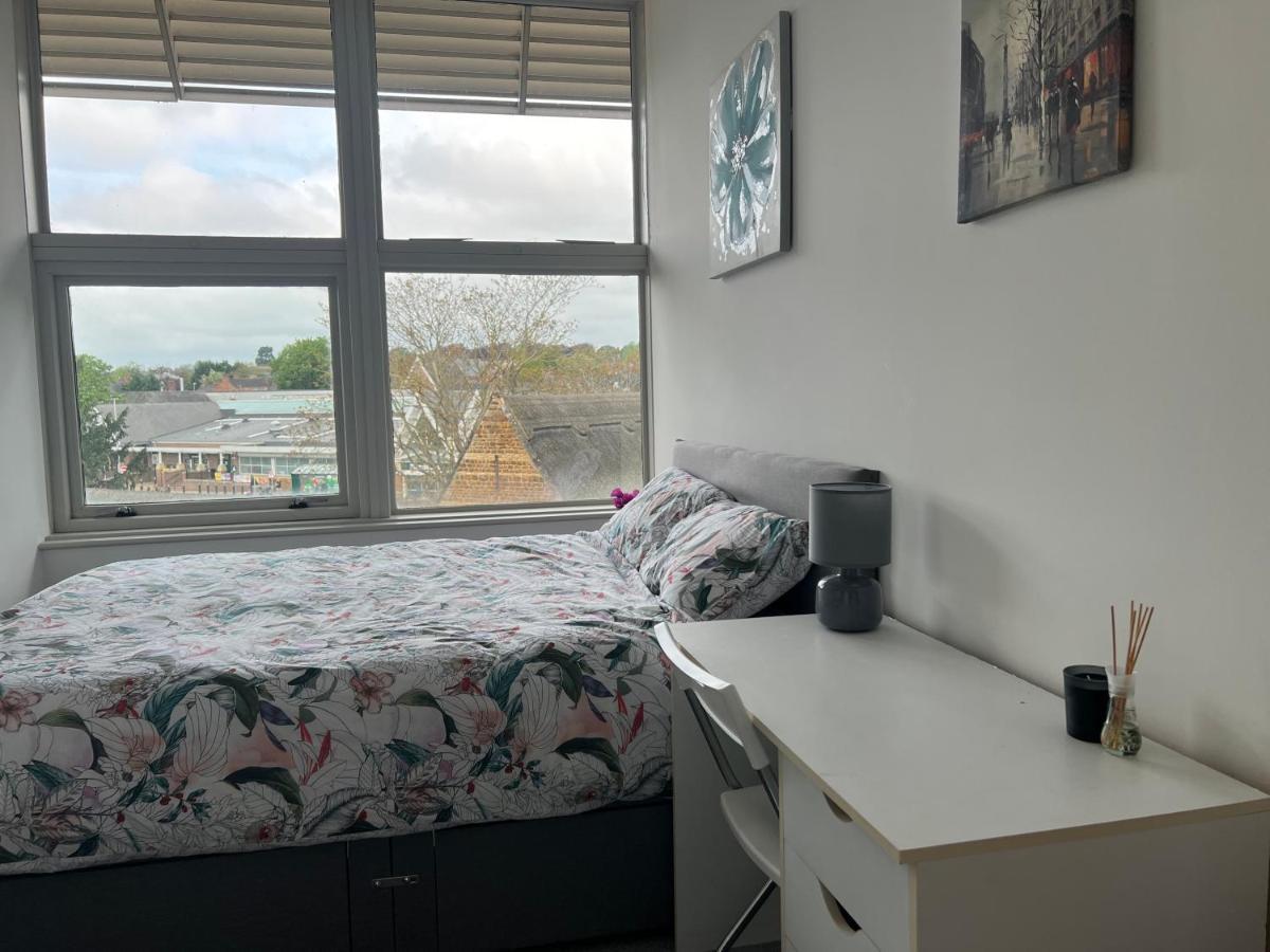 3 Bedroom Flat In Town Centre Apartment Wellingborough