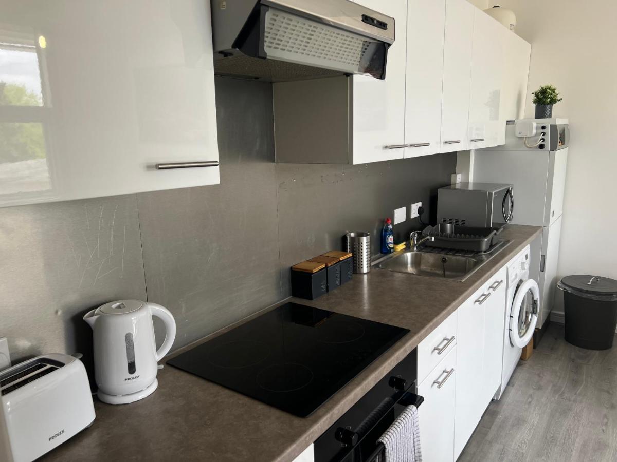 3 Bedroom Flat In Town Centre *