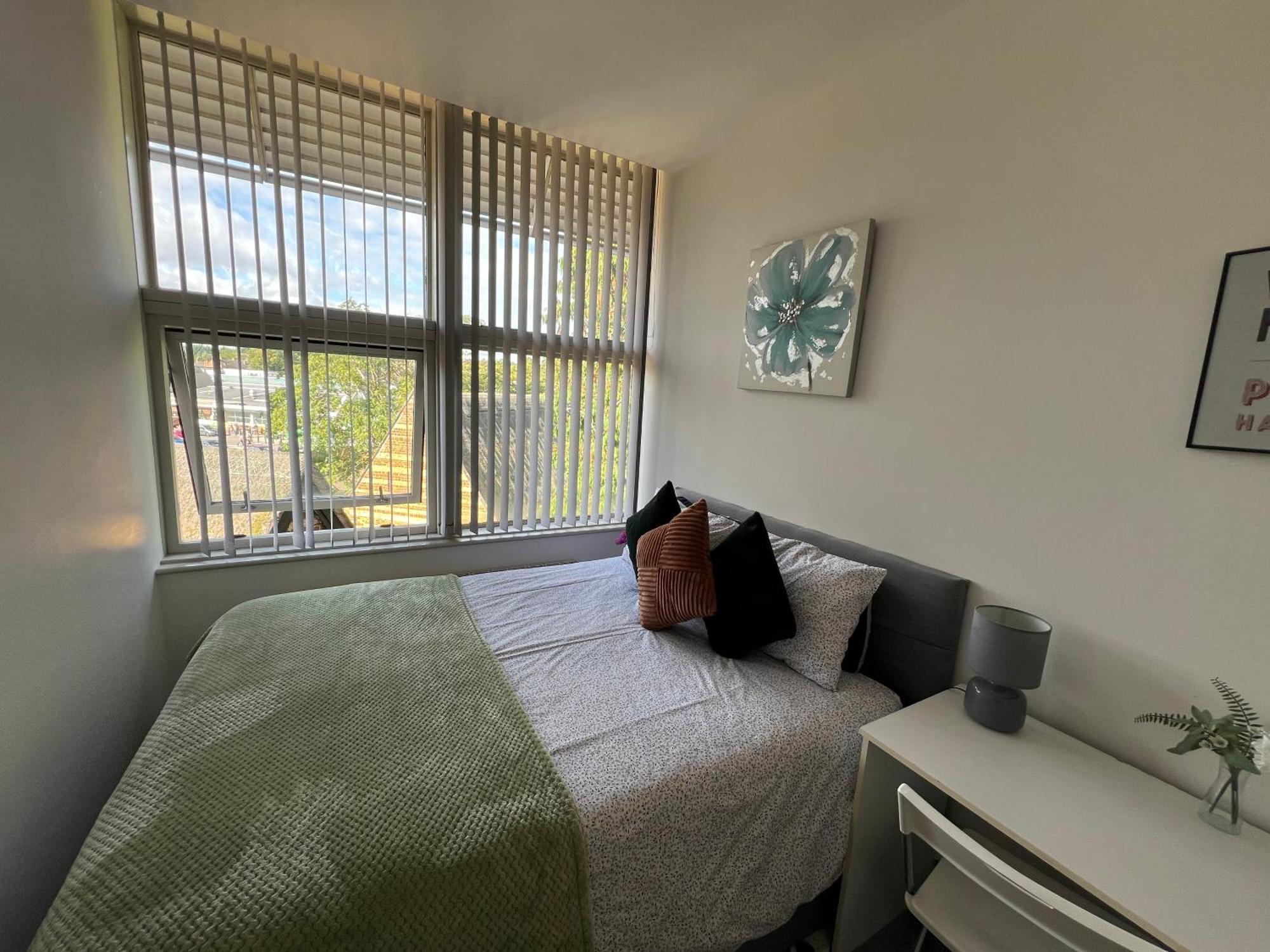 Apartment 3 Bedroom Flat In Town Centre *